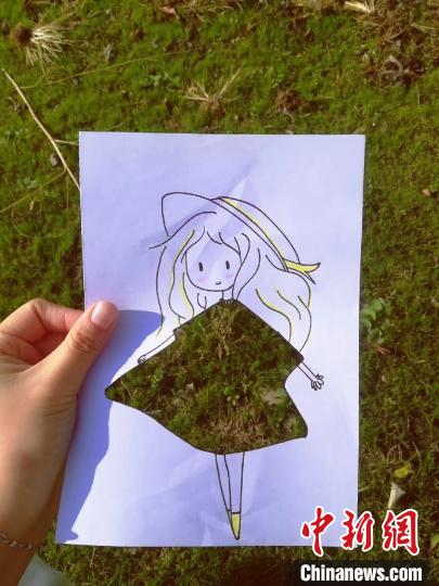 高校女生把“美景穿上身”展现校园唯美秋色