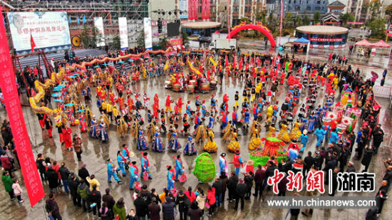 湖南新晃举办第二届鼟锣民族文化艺术节。 吴诗云 摄